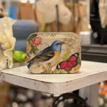 Blikkboks med nostalgisk fuglemotiv