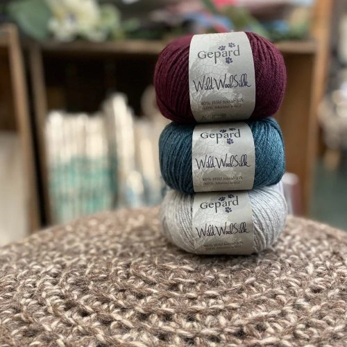 Wild Wool Silk fra gepard garn er en ren silke mohair i nydelig bløt kvalitet - hos Fru Kvist. Vi har stort utvalg i garn fra danske Sus Gepard