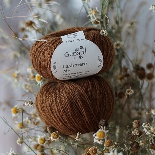 Gepard Cashmere Me - er en ren cashmere tråd til dine fineste plagg. Hos Fru Kvist. Vi har mange nydelige garnkvaliteter fra Gepard garn.