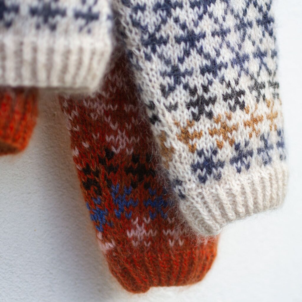 coloured crosses av Anne Ventzel av originalt garnvalg av designeren - garnpakke