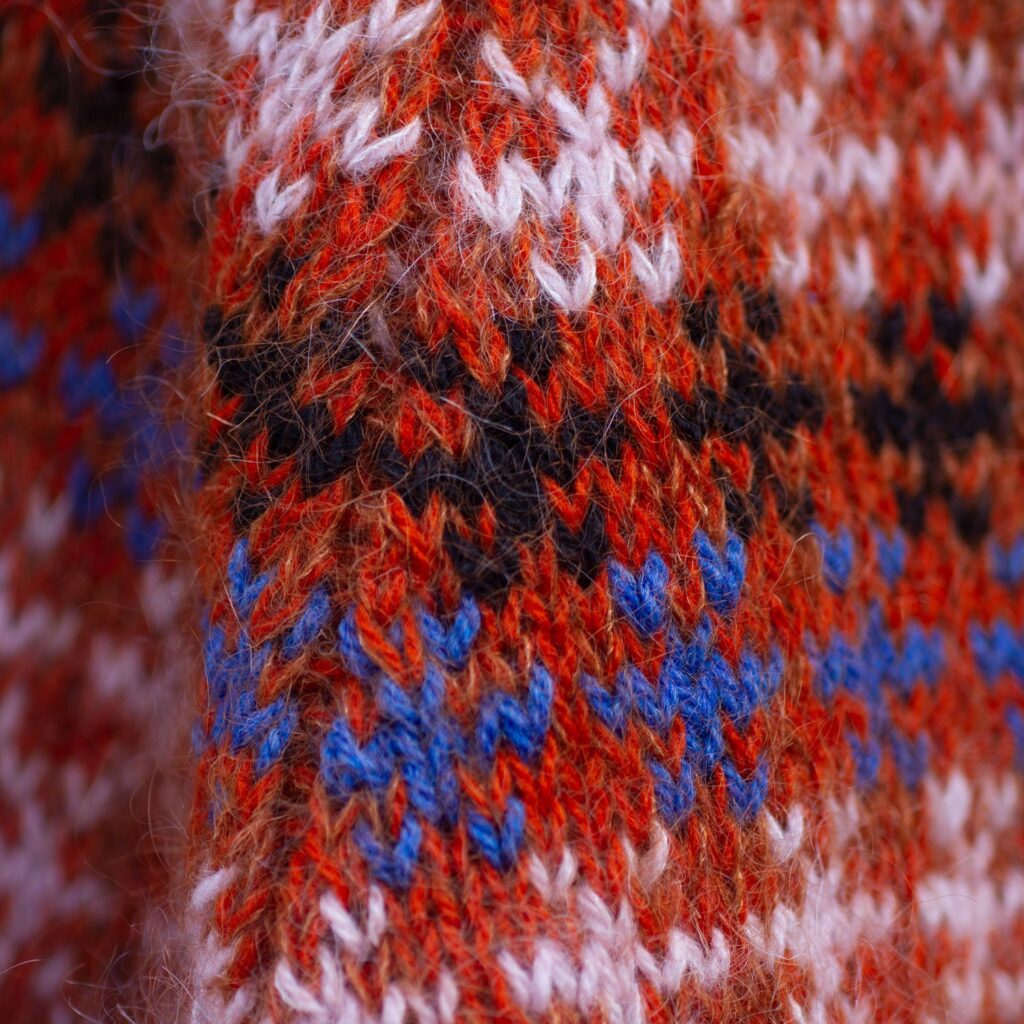 coloured crosses av Anne Ventzel av originalt garnvalg av designeren - garnpakke