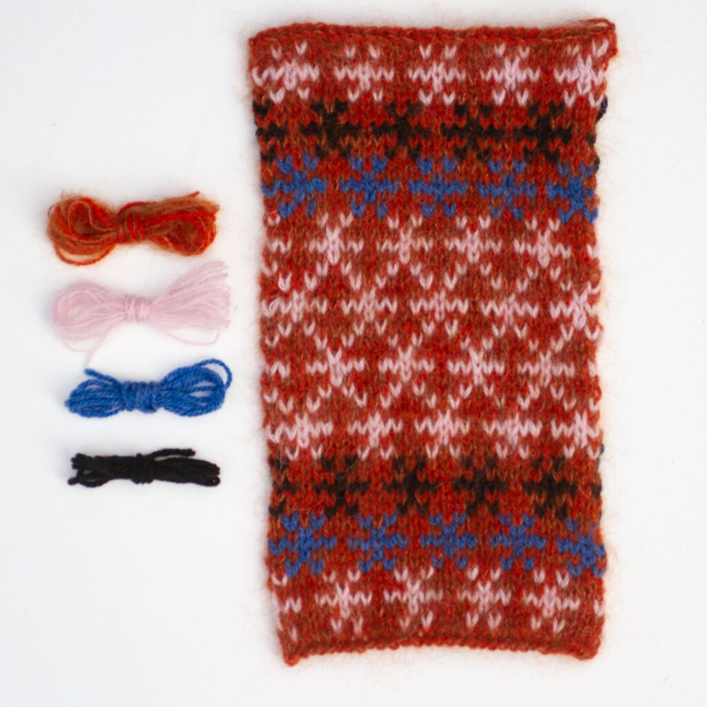 coloured crosses av Anne Ventzel av originalt garnvalg av designeren - garnpakke