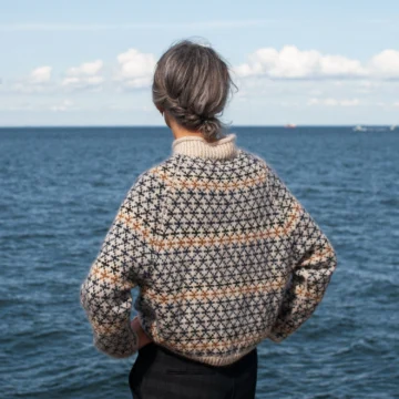 coloured crosses av Anne Ventzel av originalt garnvalg av designeren - garnpakke