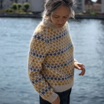 coloured crosses av Anne Ventzel av originalt garnvalg av designeren - garnpakke
