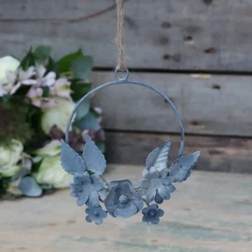 Hengepynt i metall - med blomster