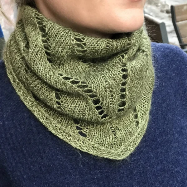 Fru Kvist Bandana - garnpakke i ITO garn design Merete Norheim hos Fru Kvist - lite strikket sjal