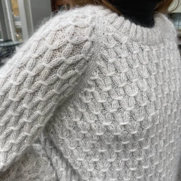 Jenny Sweater av PetiteKnit - Garnpakke hos Fru Kvist i Oslo. Dansk garn og god service