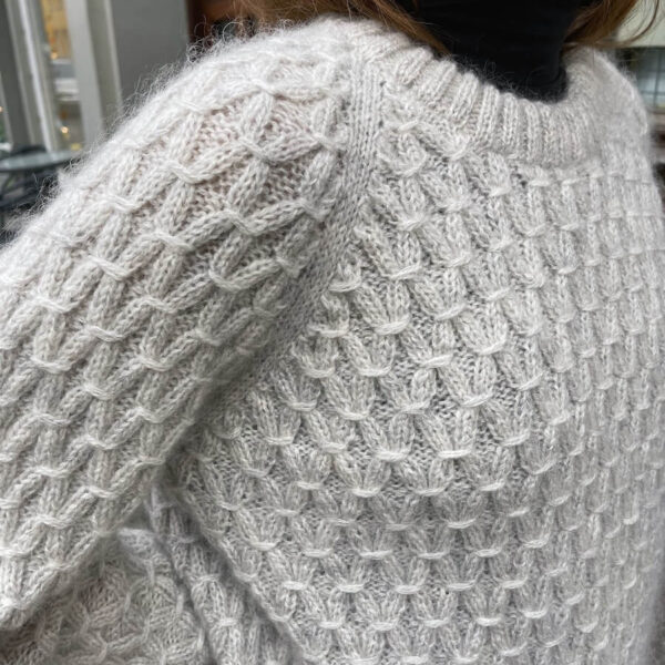 Jenny Sweater av PetiteKnit - Garnpakke hos Fru Kvist i Oslo. Dansk garn og god service