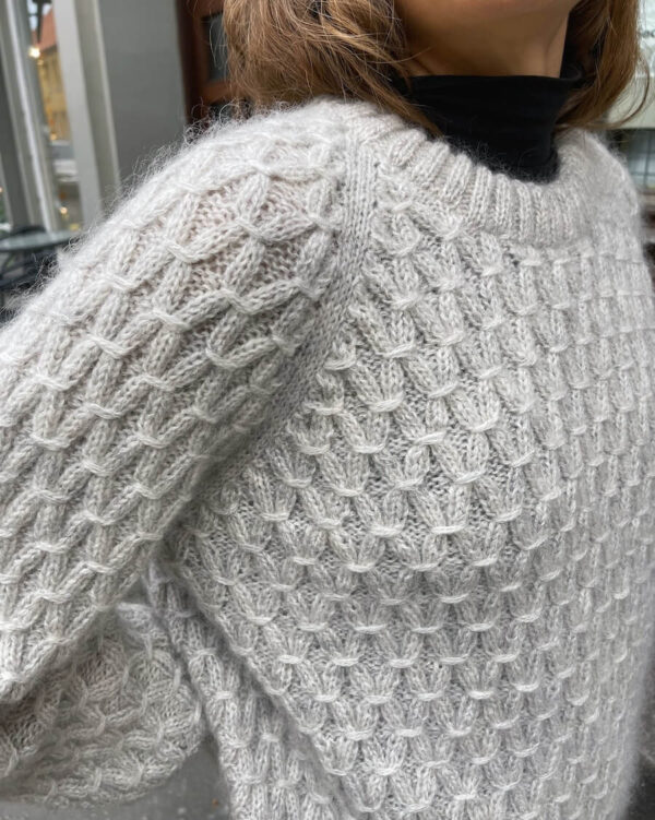 Jenny Sweater av PetiteKnit - Garnpakke hos Fru Kvist i Oslo. Dansk garn og god service