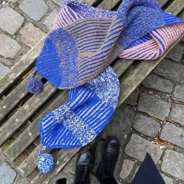 Structure Scarf strikkes dels i tofarget patent og dels i ribb. Det skiftes pinnestørrelse når det skiftes mellom de to teknikkene, slik at samme strikkefasthet bevares gjennom hele arbeidet.