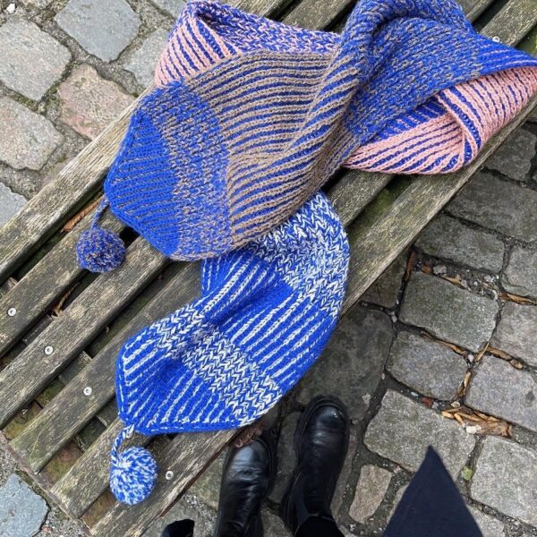Structure Scarf strikkes dels i tofarget patent og dels i ribb. Det skiftes pinnestørrelse når det skiftes mellom de to teknikkene, slik at samme strikkefasthet bevares gjennom hele arbeidet.