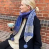 Structure Scarf strikkes dels i tofarget patent og dels i ribb. Det skiftes pinnestørrelse når det skiftes mellom de to teknikkene, slik at samme strikkefasthet bevares gjennom hele arbeidet.
