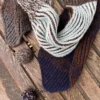 Structure Scarf strikkes dels i tofarget patent og dels i ribb. Det skiftes pinnestørrelse når det skiftes mellom de to teknikkene, slik at samme strikkefasthet bevares gjennom hele arbeidet.