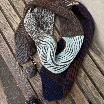 Structure Scarf strikkes dels i tofarget patent og dels i ribb. Det skiftes pinnestørrelse når det skiftes mellom de to teknikkene, slik at samme strikkefasthet bevares gjennom hele arbeidet.