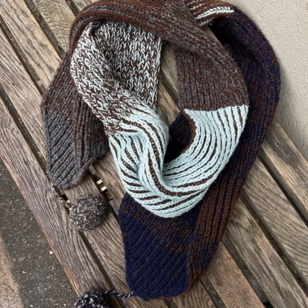 Structure Scarf strikkes dels i tofarget patent og dels i ribb. Det skiftes pinnestørrelse når det skiftes mellom de to teknikkene, slik at samme strikkefasthet bevares gjennom hele arbeidet.