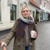 Structure Scarf strikkes dels i tofarget patent og dels i ribb. Det skiftes pinnestørrelse når det skiftes mellom de to teknikkene, slik at samme strikkefasthet bevares gjennom hele arbeidet.