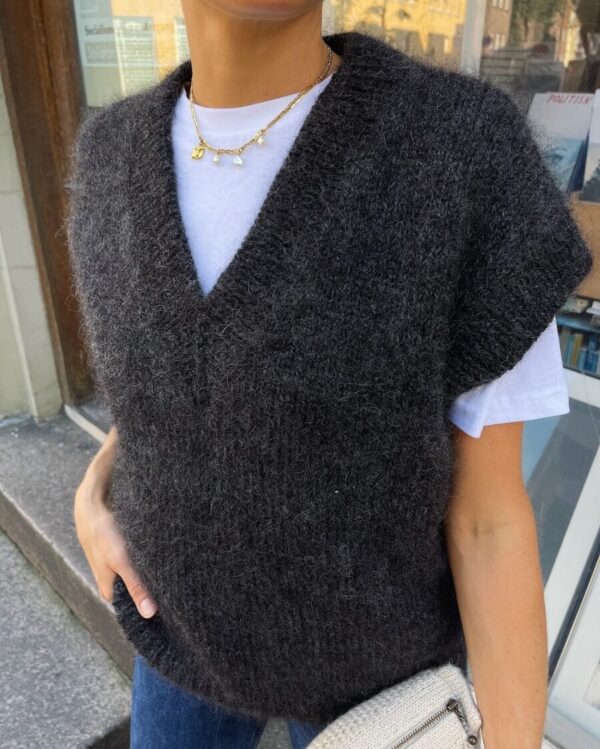 Weekend Slipover V-neck av PetiteKnit - Garnpakke hos Fru Kvist