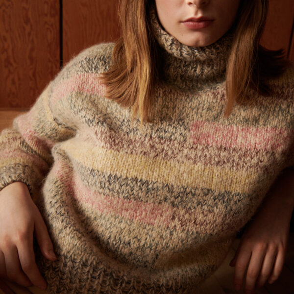 Brick sweater av Helga Isager