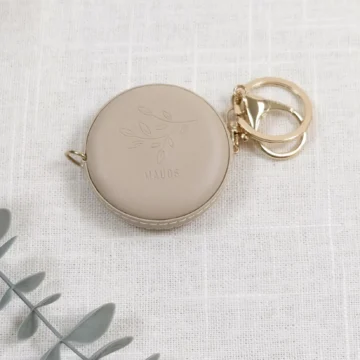 Rullemålebånd i kunstskinn med karabinkrok Sand