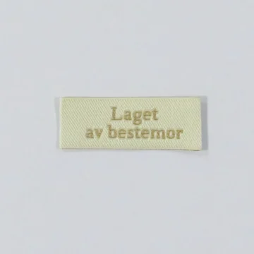 Villy Jensen Stofflabel - laget av bestemor