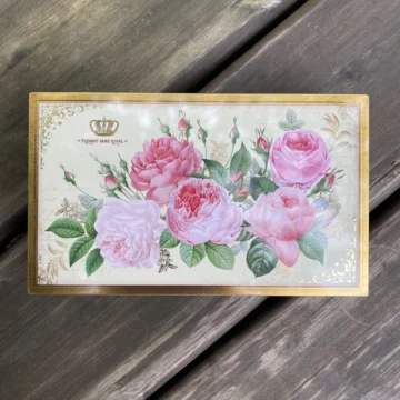 Nostalgisk boks med hengslet lokk og blomstermotiv