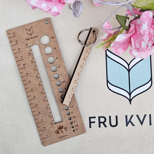 fru kvist strikkefasthetsmåler linjal strikkefasthet pinnemåler frukvist.no strikkeverktøy i tre