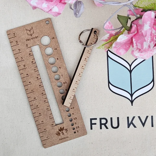 fru kvist strikkefasthetsmåler linjal strikkefasthet pinnemåler frukvist.no strikkeverktøy i tre