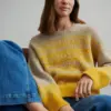 JOHANNE_LOOP_SWEATER henter inspirasjon fra «Alstrøje». En genser i nyansestrikk designet på 60- eller 70-tallet av Åse Lund Jensen, stifteren av Isager.