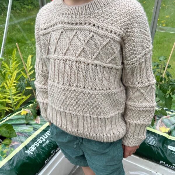 Ingrid Sweater Junior av PetiteKnit