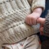 Ingrid Sweater Baby av PetiteKnit - Bilde 4