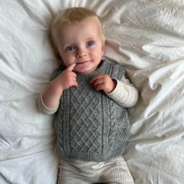 Moby Slipover Baby av PetiteKnit