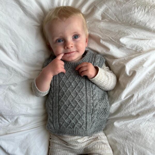 Moby Slipover Baby av PetiteKnit