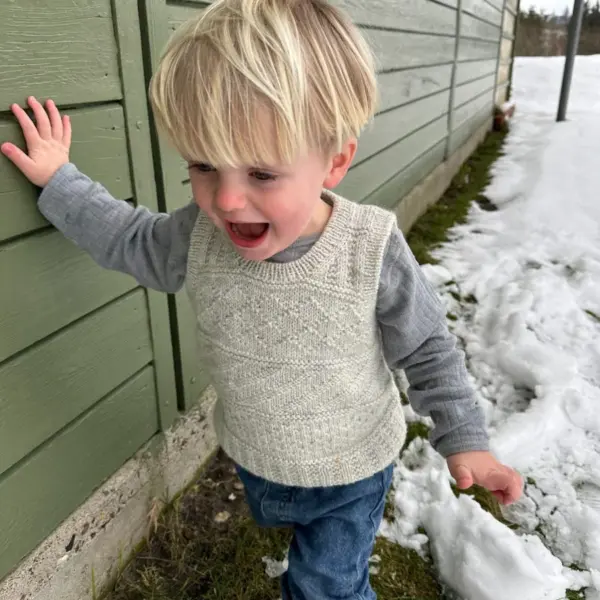 Storm Slipover Junior av PetiteKnit