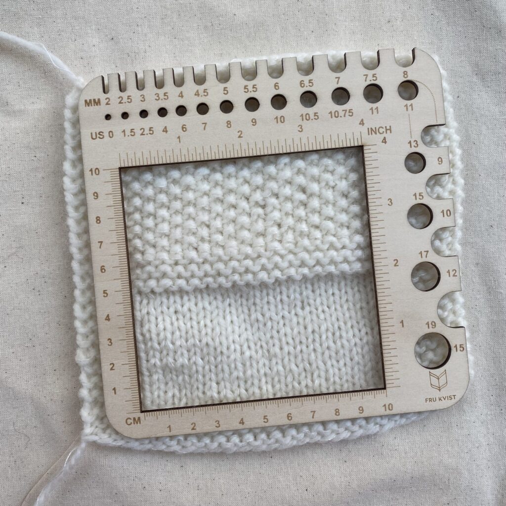 Fru Kvist - strikkefasthetsmåler i tre (10 x 10 cm) - Bilde 4