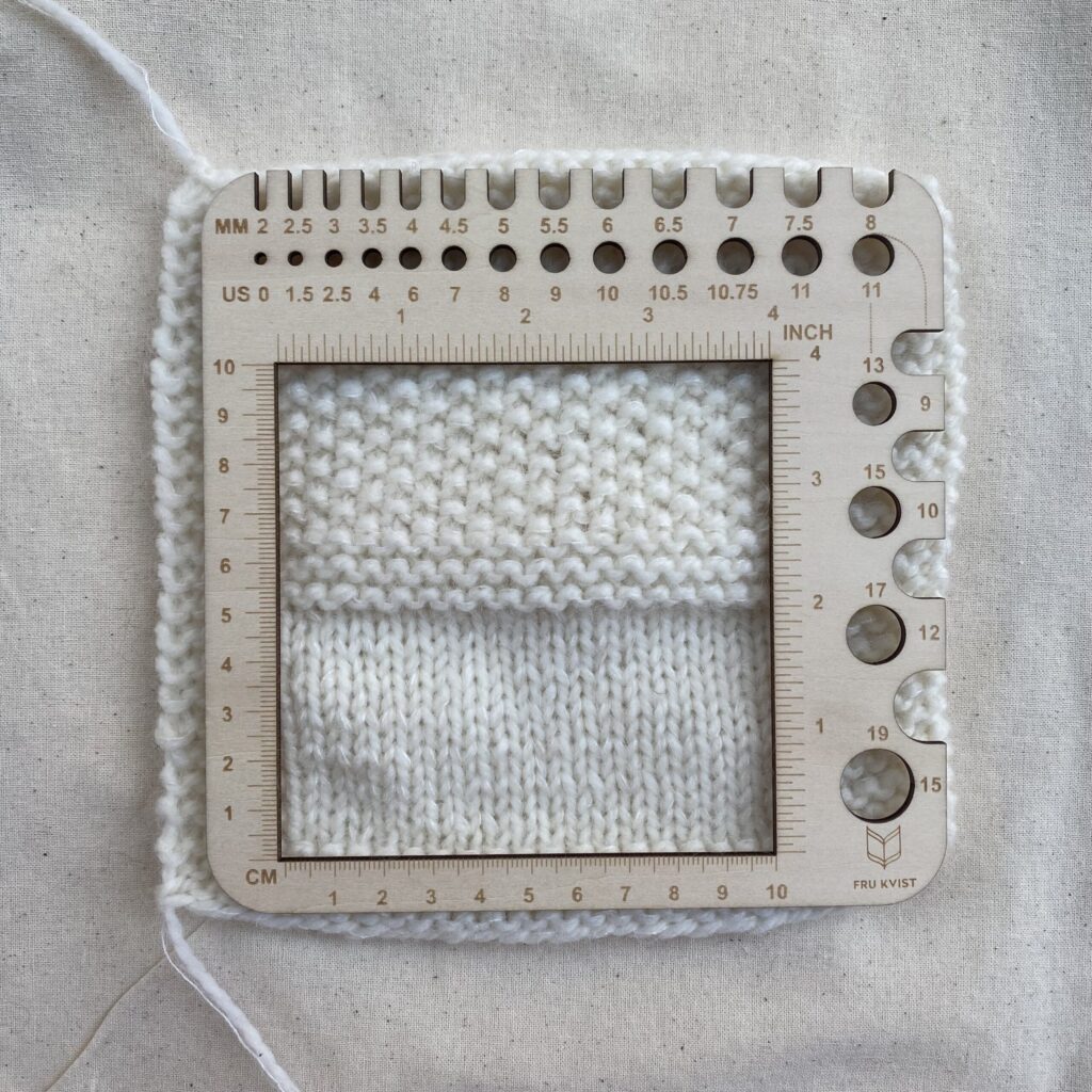 Fru Kvist - strikkefasthetsmåler i tre (10 x 10 cm)