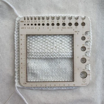 Fru Kvist - strikkefasthetsmåler i tre (10 x 10 cm)