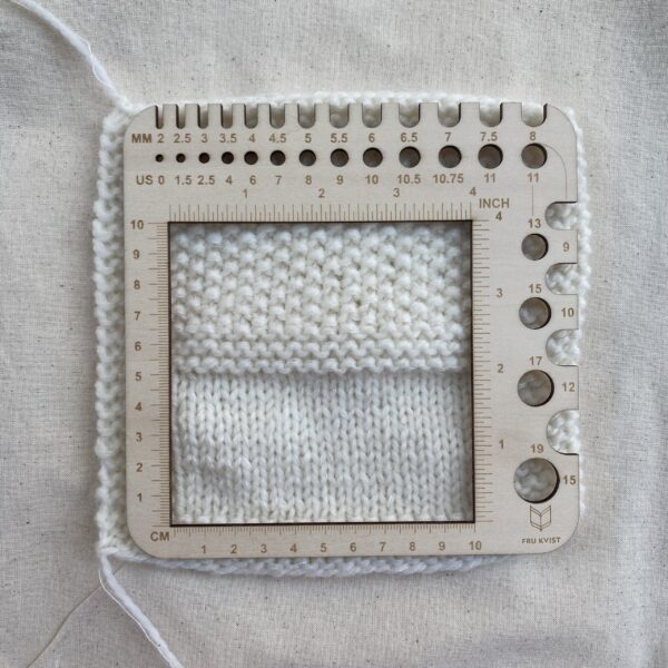 Fru Kvist - strikkefasthetsmåler i tre (10 x 10 cm)