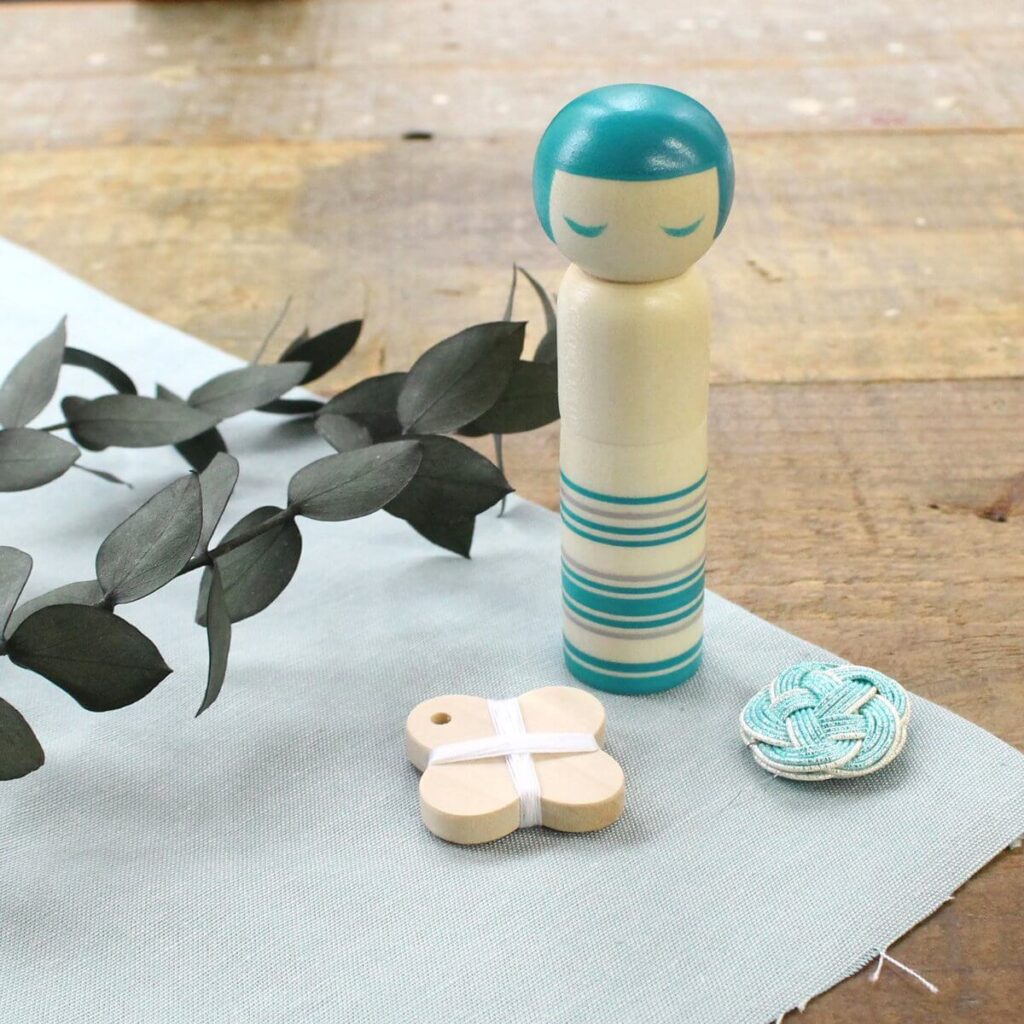 Cohana Gavesett: Kokeshi nålepute med nålitreder og trespole