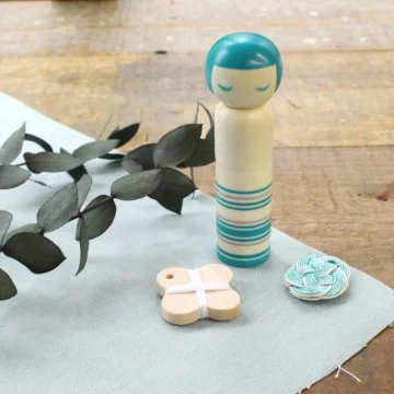 Cohana Gavesett: Kokeshi nålepute med nålitreder og trespole