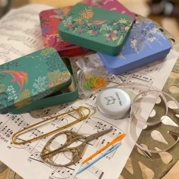 Sara Miller - Boks med saks og strikketilbehør