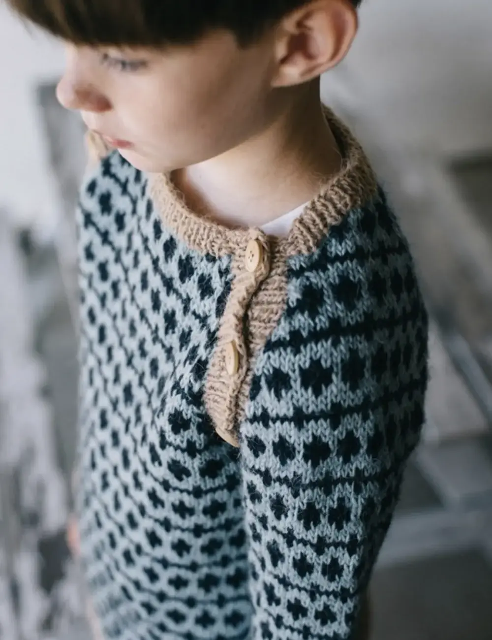 Børnesweater med raglanermer og skrå knaplukning - Bilde 6