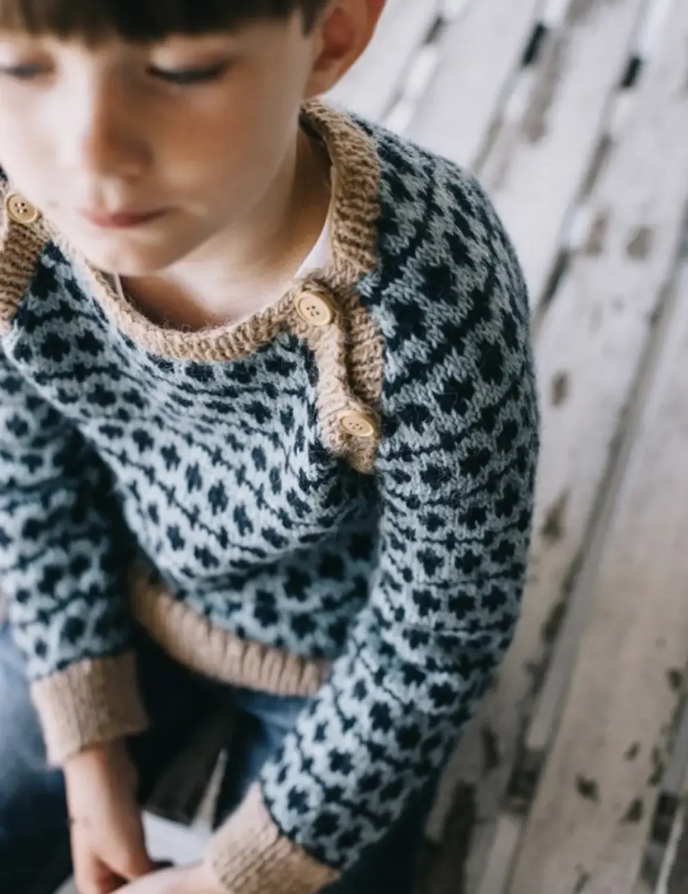 Børnesweater med raglanermer og skrå knaplukning - Bilde 2