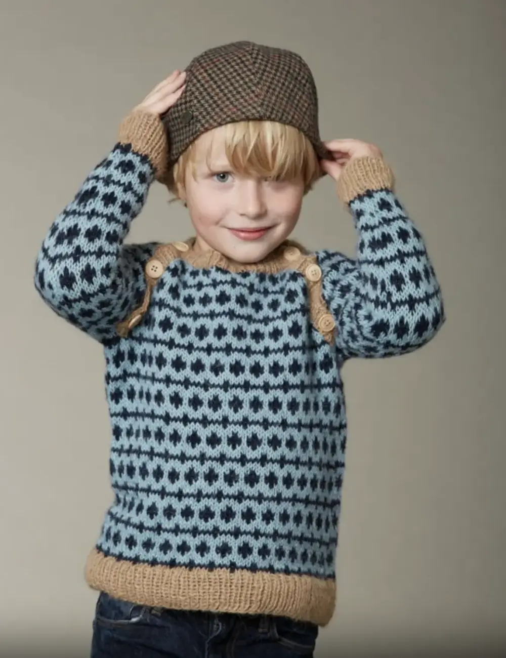 Børnesweater med raglanermer og skrå knaplukning