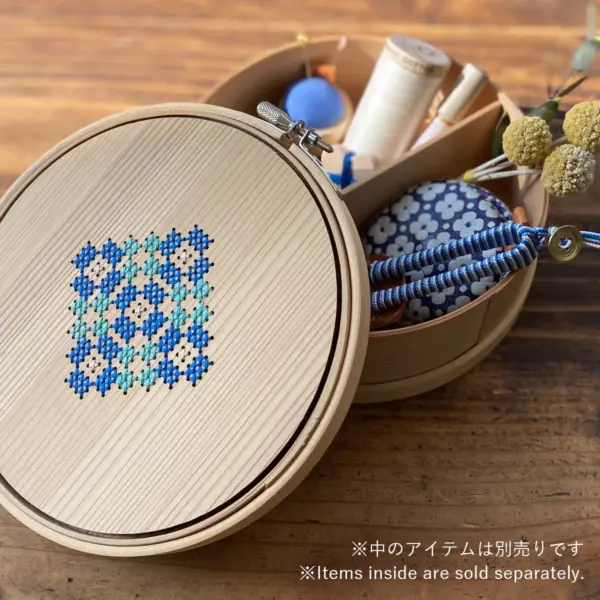 Cohana Magewappa: verktøyboks med broderiramme (15 x 6 cm)