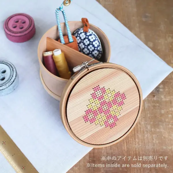 Cohana Magewappa: verktøyboks med broderiramme (12 x 8,5 cm)