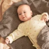 Sandnes Garn Colette Teppe i Double Sunday, med baby