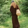 Sandnes Garn Brady Sweater og Emmerson Dress brunt sett bakfra