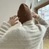 Dual Loop Beanie av Other Loops i Jensen og Silk Mohair camel versjon bakfra