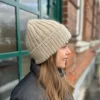 Dual Loop Beanie av Other Loops i Jensen og Silk Mohair beige versjon
