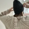 Dual Loop Beanie av Other Loops i Jensen og Silk Mohair mørk versjon bakfra